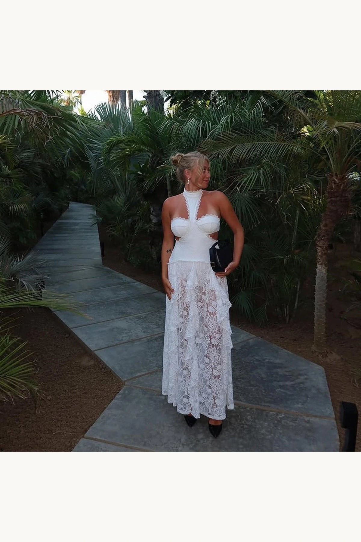 Robe bohème blanche longue en dentelle Sienna en jardin tropical, col halter, transparence de dentelle et allure cérémonie été