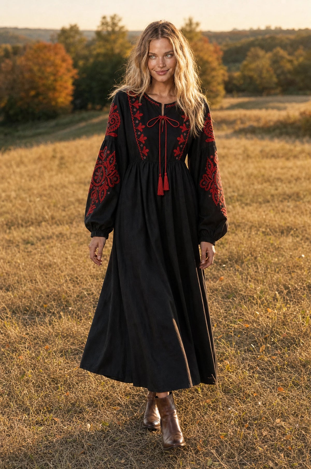 Robe bohème brodée noire Agathe portée par Aude dans un champ doré au coucher du soleil en automne, bottines marron, ambiance champêtre chaleureuse de fin de journée