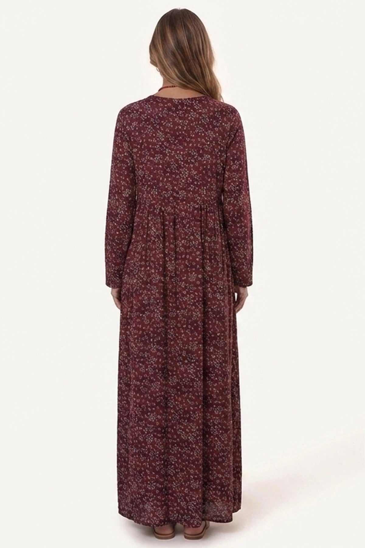 Robe bohème longue coton Naëlle rouge vin portée de dos par Élena