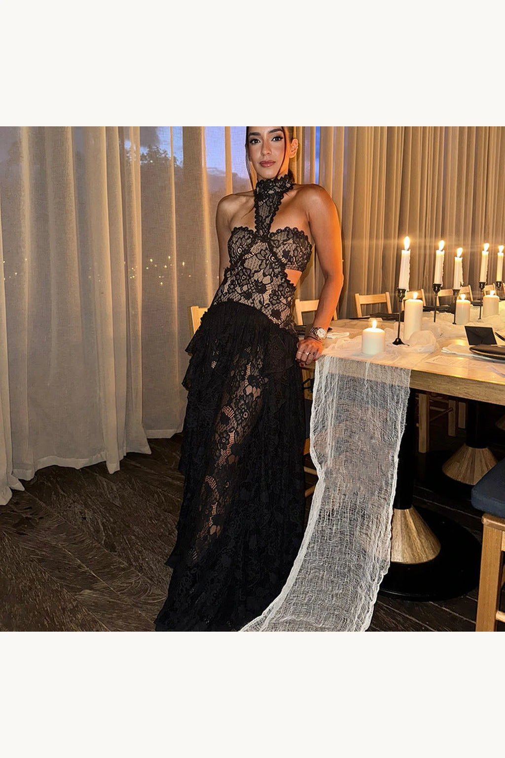Robe bohème noire longue dentelle Sienna portée par Chloé en soirée, dentelle transparente, col halter et style robe de soirée bohème