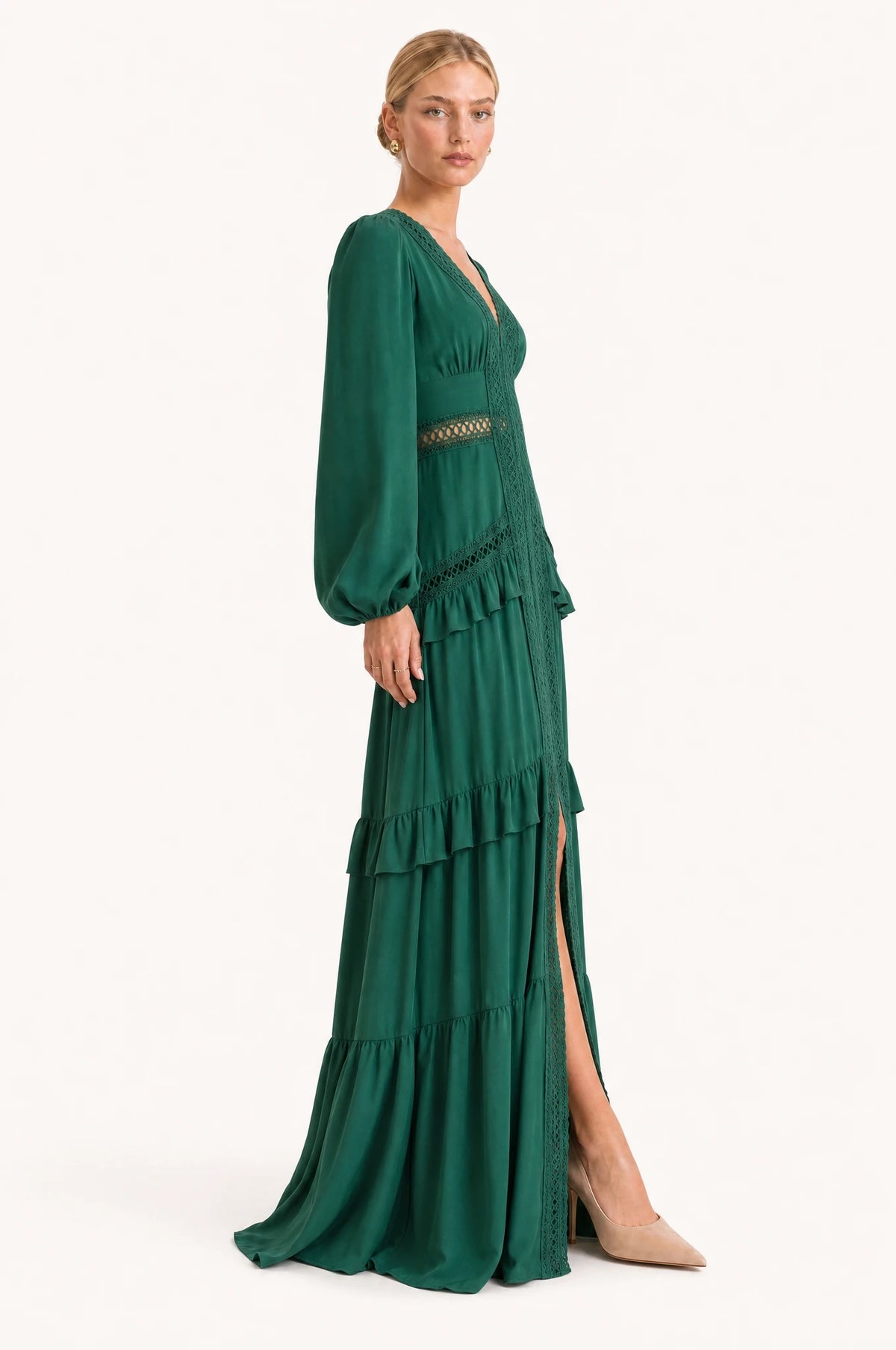 Robe bohème longue verte Ondine vue de profil portée par Sophie, taille empire marquée par la dentelle, jupe à volants superposés longueur au sol