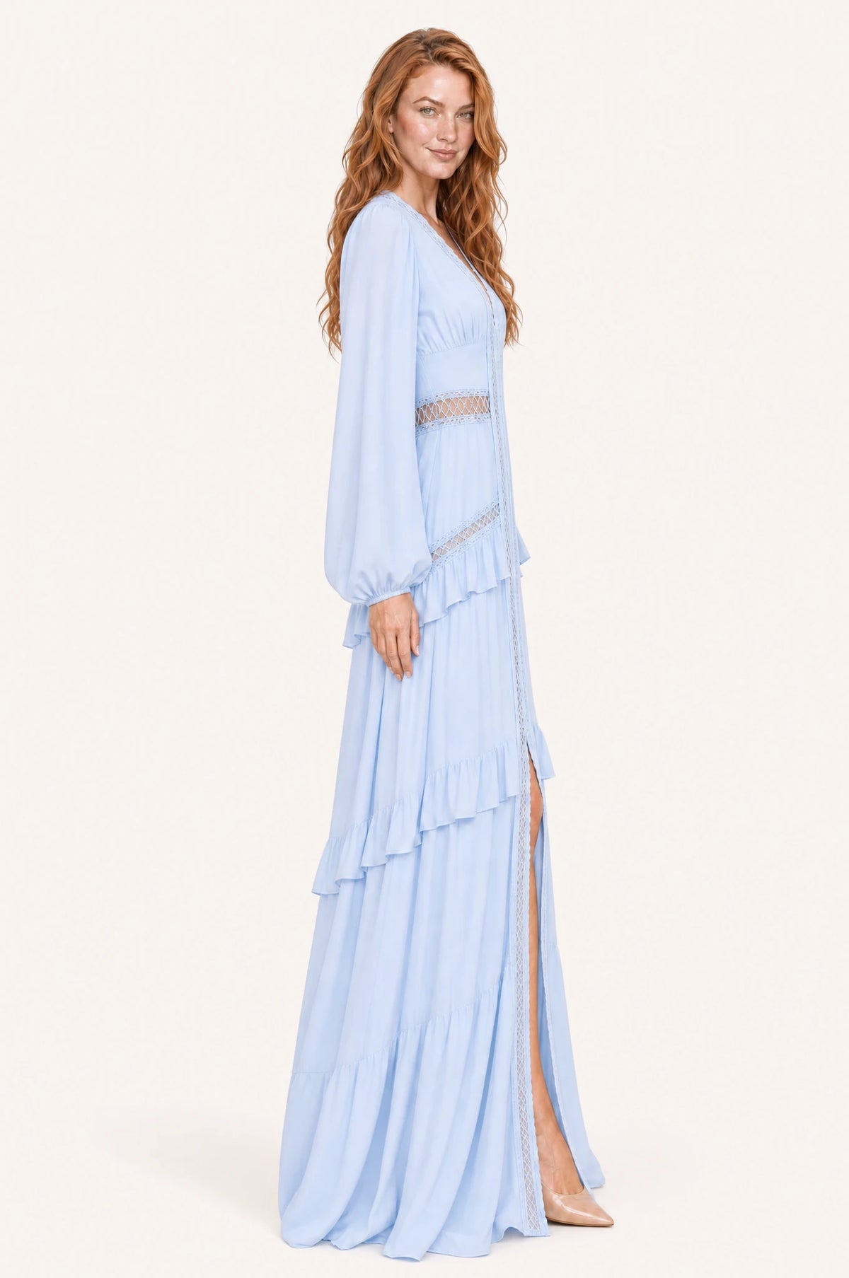 Robe bohème longue bleu clair Perrine vue de profil portée par Julie, taille empire marquée par une bande de dentelle ajourée laissant voir la peau, jupe à volants superposés avec fente devant, longueur au sol