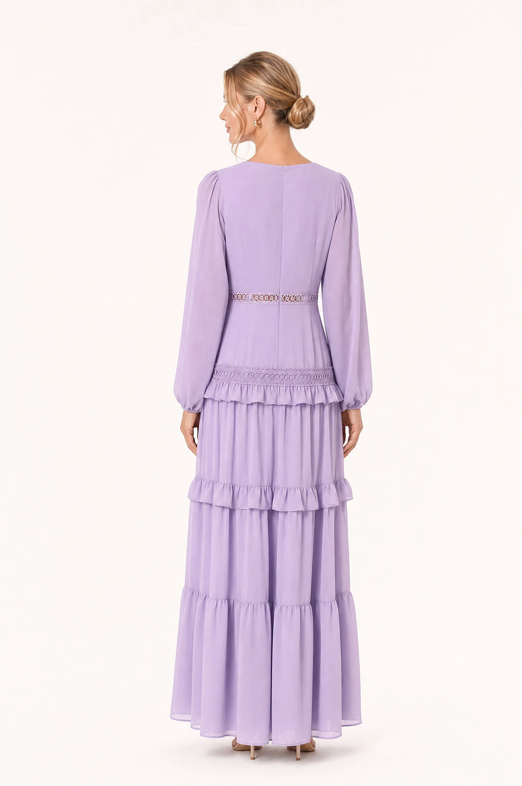 Dos de la robe bohème longue violette Séraphine portée par Aude, dos uni avec couture centrale discrète, manches longues bouffantes, jupe à volants superposés, longueur au sol