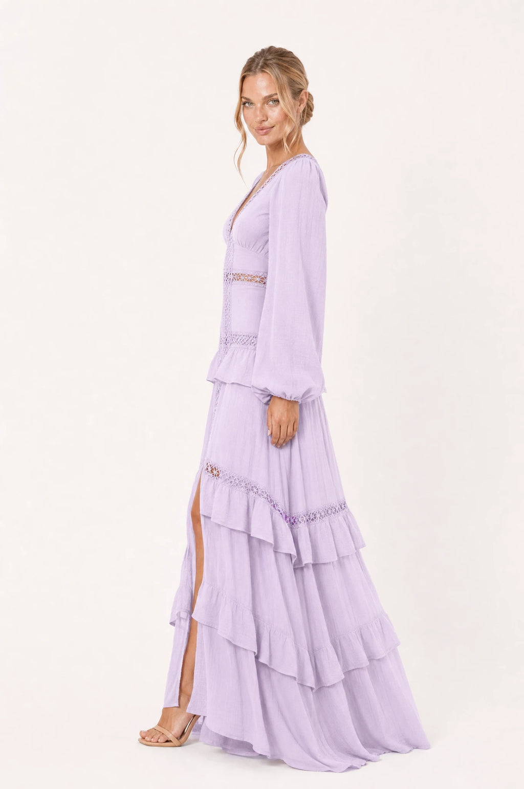 Robe bohème longue violette Séraphine vue de profil portée par Aude, taille empire marquée par une bande de dentelle ajourée, jupe à volants superposés avec fente devant, longueur au sol