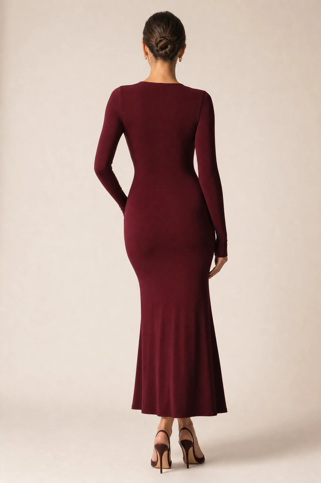 Robe bordeaux moulante manches longues Louise portée de dos par Nath, dos entièrement couvert