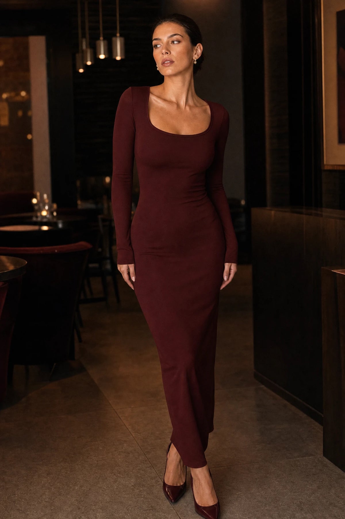 Robe bordeaux moulante manches longues Louise portée dans un bar à vin chic par Nath, ambiance soirée