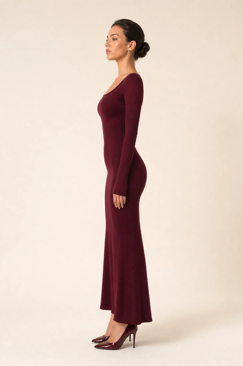 Robe bordeaux moulante manches longues Louise vue de profil par Nath, coupe fourreau ajustée