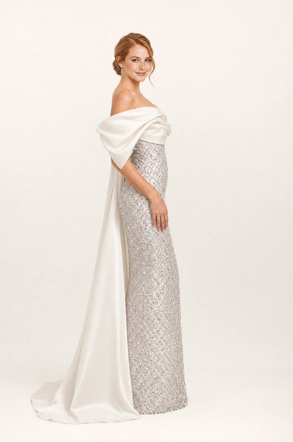 Robe bustier pailletée blanc argenté Albertine vue de profil portée par Julie, écharpe en satin drapée sur les bras avec traîne, coupe sirène ajustée, longueur au sol