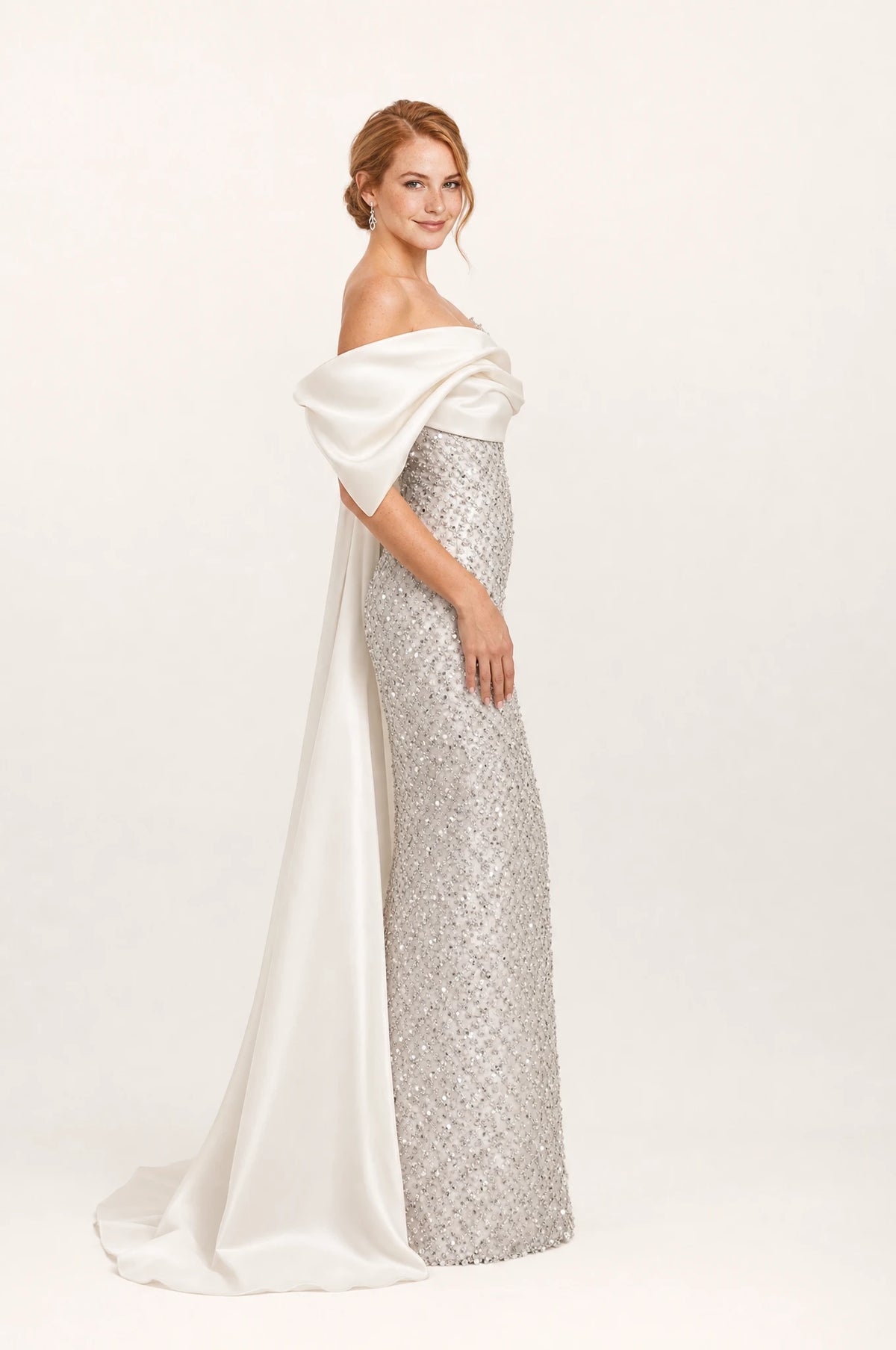 Robe bustier pailletée blanc argenté Albertine vue de profil portée par Julie, écharpe en satin drapée sur les bras avec traîne, coupe sirène ajustée, longueur au sol