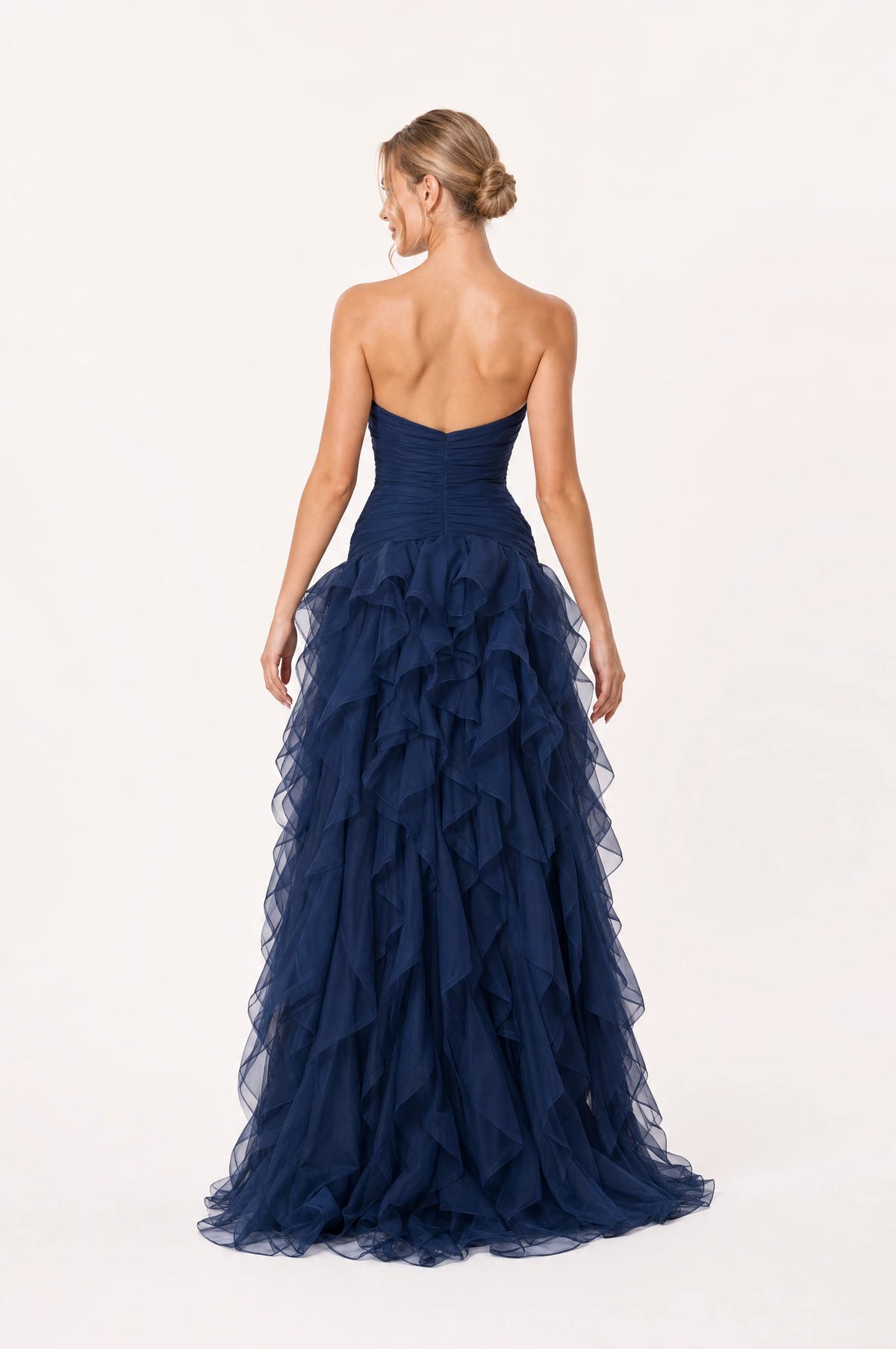 Dos de la robe bustier longue bleu marine Hortense portée par Aude, dos uni sans bretelles, bustier plissé, jupe à volants superposés en cascade, longueur au sol
