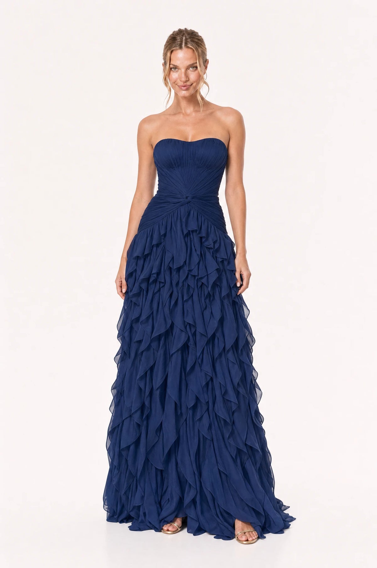 Robe bustier longue bleu marine Hortense portée de face par Aude, décolleté bustier en cœur sans bretelles, bustier plissé avec nœud torsadé à la taille, jupe à volants superposés en cascade, longueur au sol