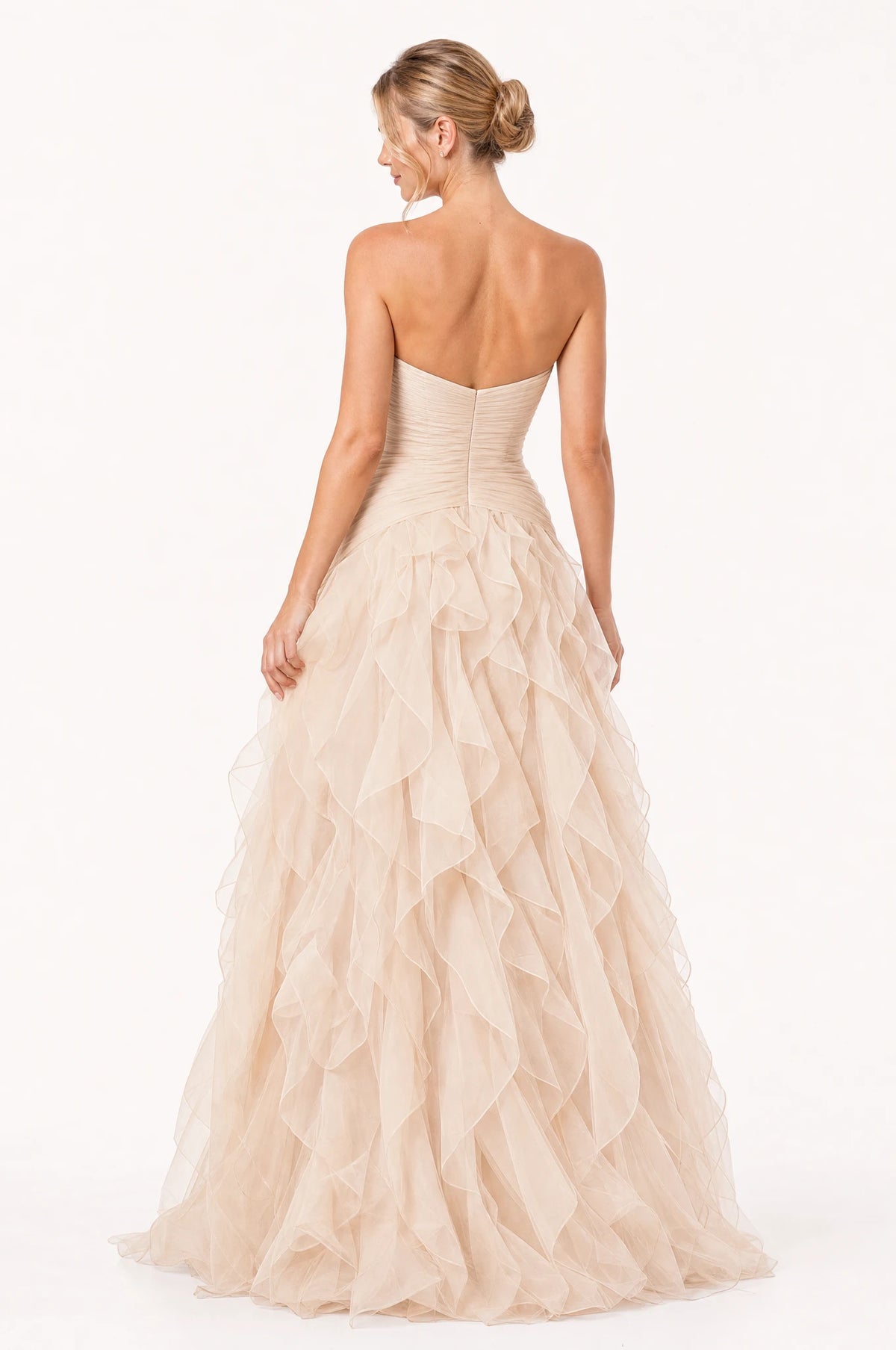 Dos de la robe bustier longue champagne Hortense portée par Aude, dos uni sans bretelles, bustier plissé, jupe à volants superposés en cascade, longueur au sol