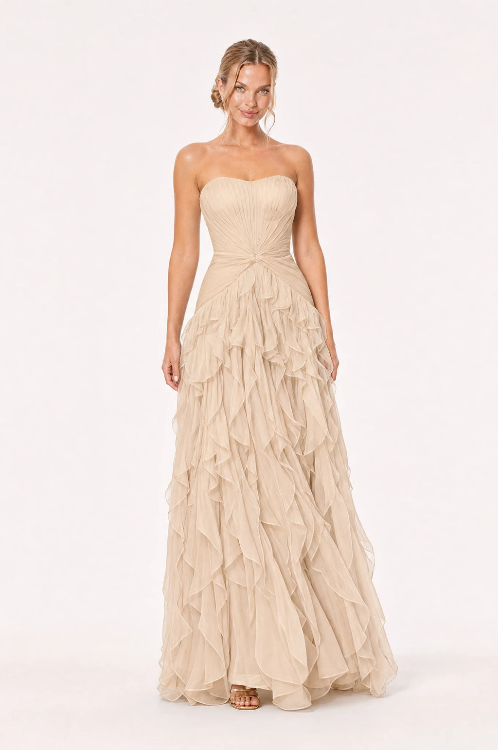 Robe bustier longue champagne Hortense portée de face par Aude, décolleté bustier en cœur sans bretelles, bustier plissé avec nœud torsadé à la taille, jupe à volants superposés en cascade, longueur au sol