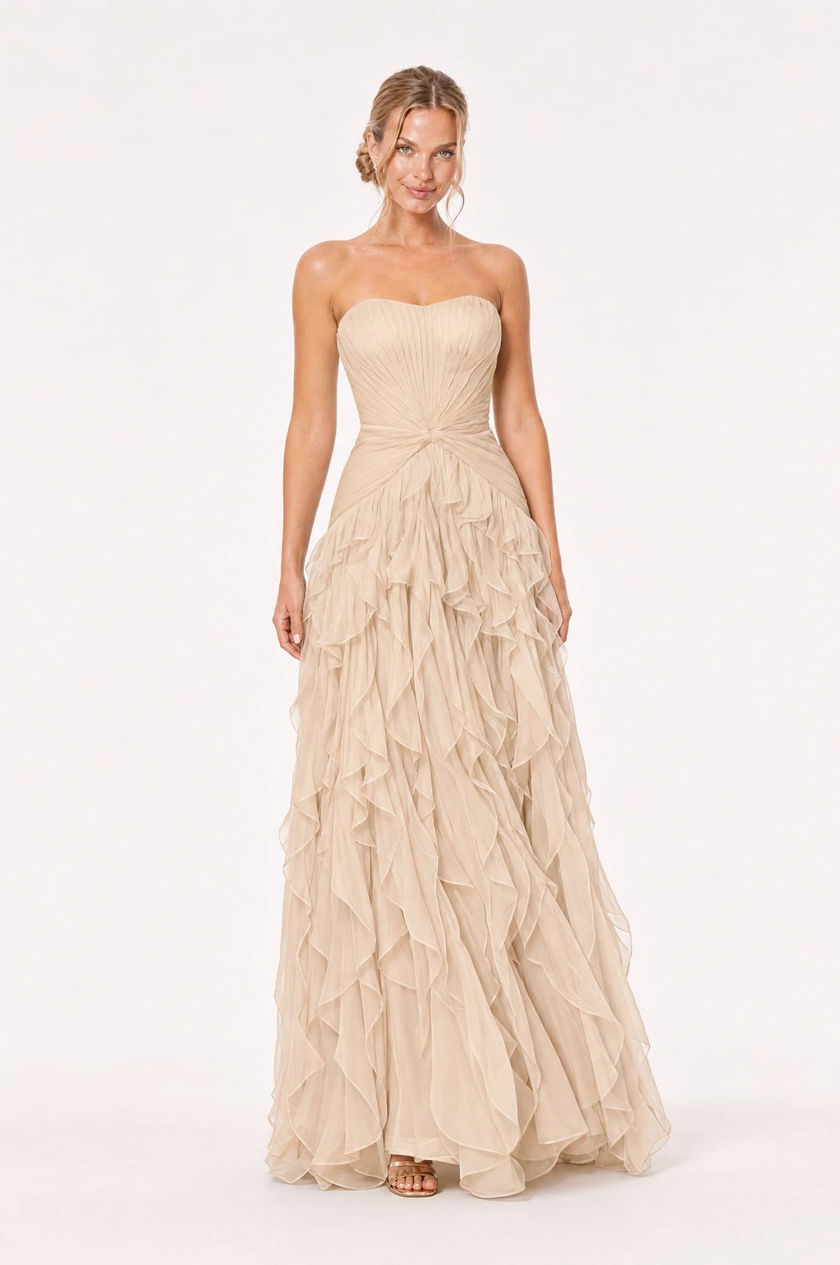 Robe bustier longue champagne Hortense portée de face par Aude, décolleté bustier en cœur sans bretelles, bustier plissé avec nœud torsadé à la taille, jupe à volants superposés en cascade, longueur au sol