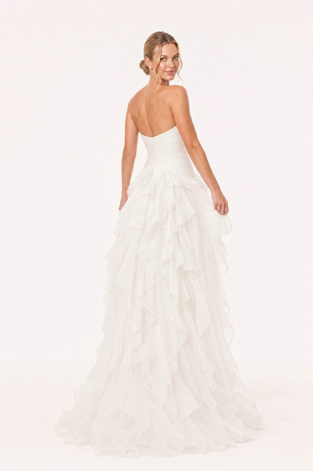 Dos de la robe bustier longue ivoire Hortense portée par Aude, dos uni sans bretelles, bustier plissé, jupe à volants superposés en cascade, longueur au sol