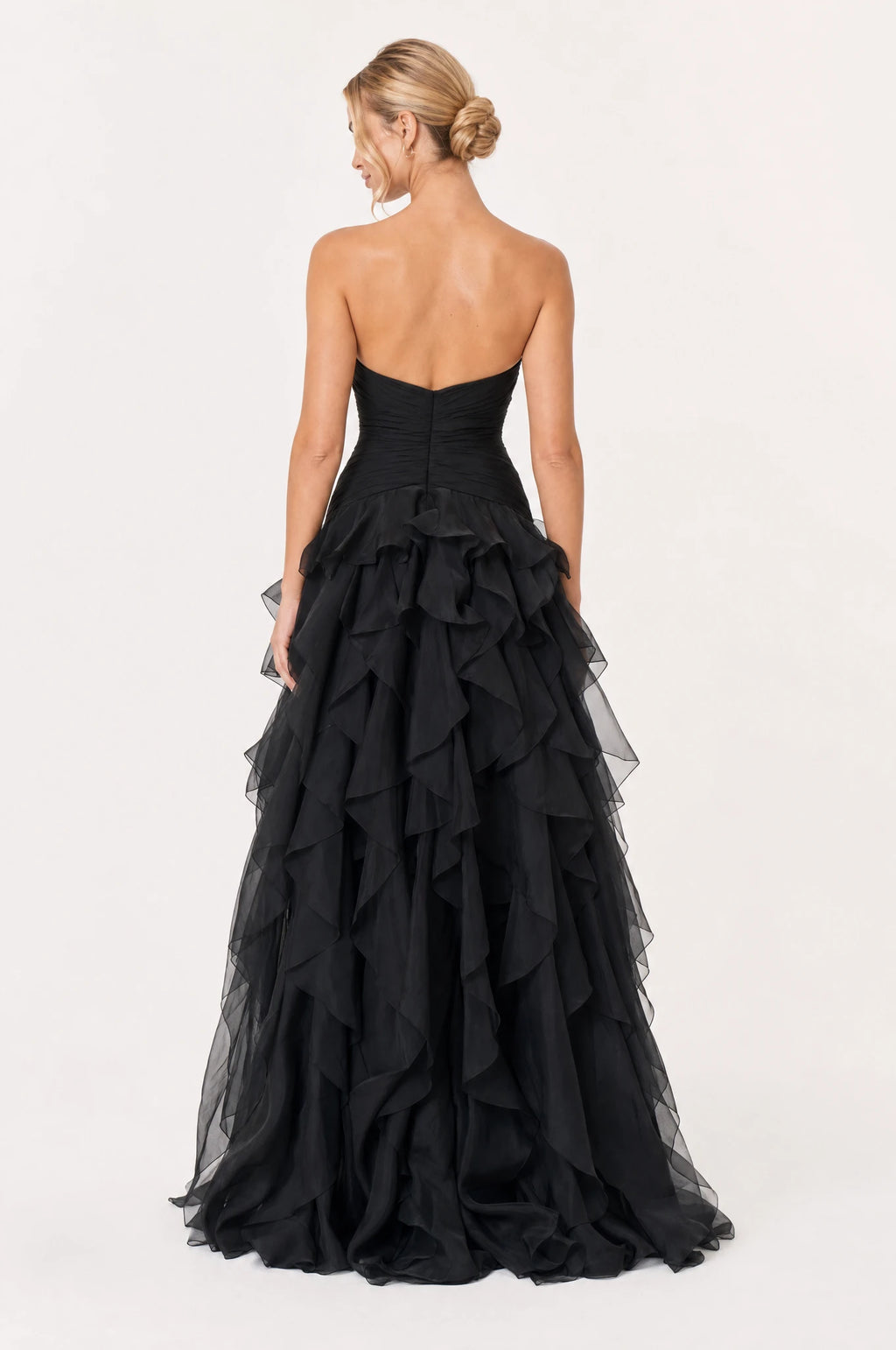 Dos de la robe bustier longue noire Hortense portée par Aude, dos uni sans bretelles, bustier plissé, jupe à volants superposés en cascade, longueur au sol