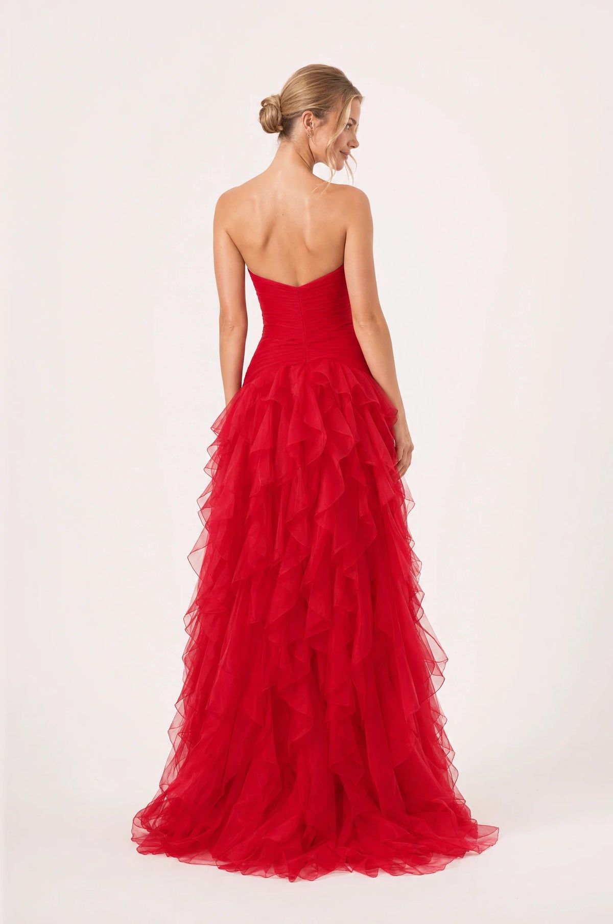 Dos de la robe bustier longue rouge Hortense portée par Aude, dos uni sans bretelles, bustier plissé, jupe à volants superposés en cascade, longueur au sol