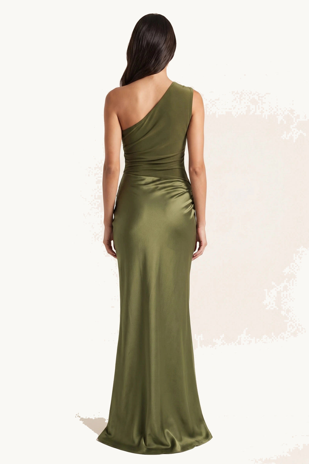 Robe chic longue Jade verte portée de dos sur fond neutre clair, dos asymétrique et jupe longue satinée