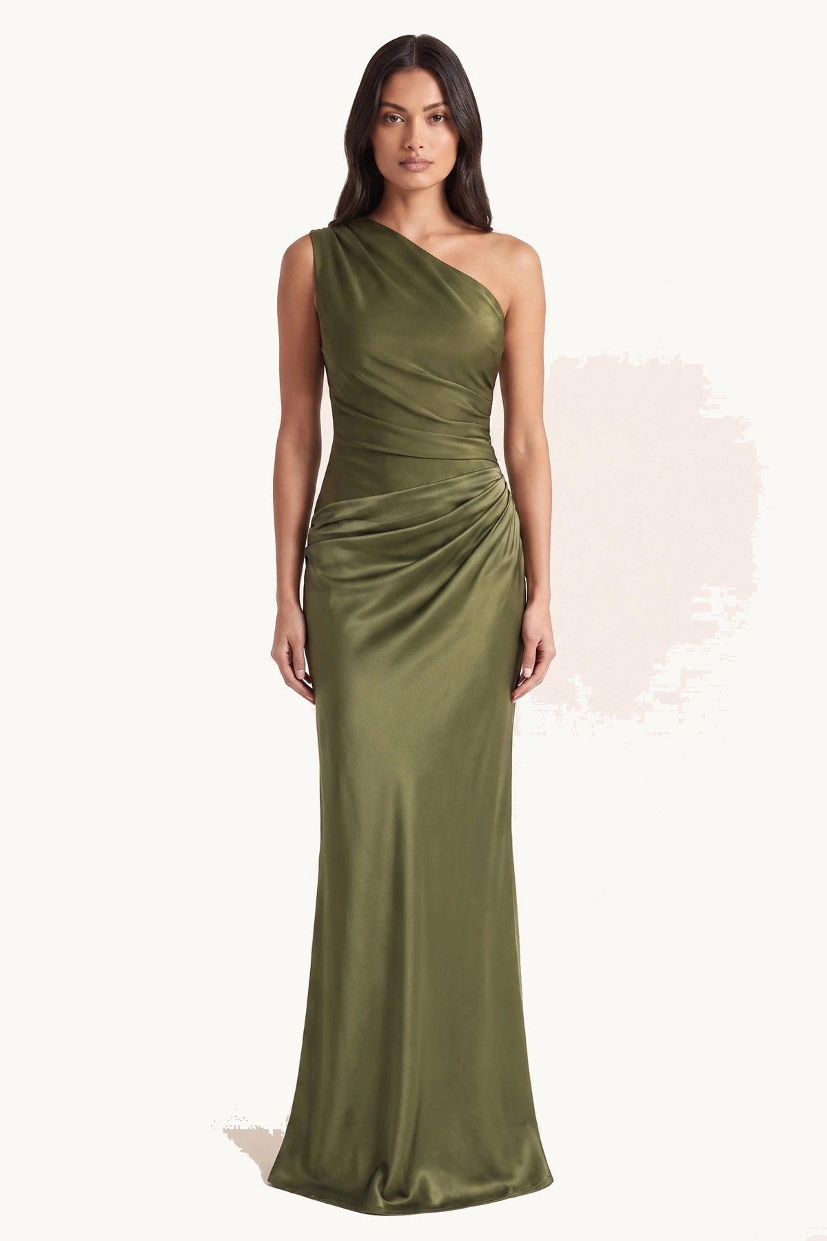 Robe chic longue Jade verte portée de face sur fond neutre clair, haut et jupe en même satin vert, épaule asymétrique et drapé satiné