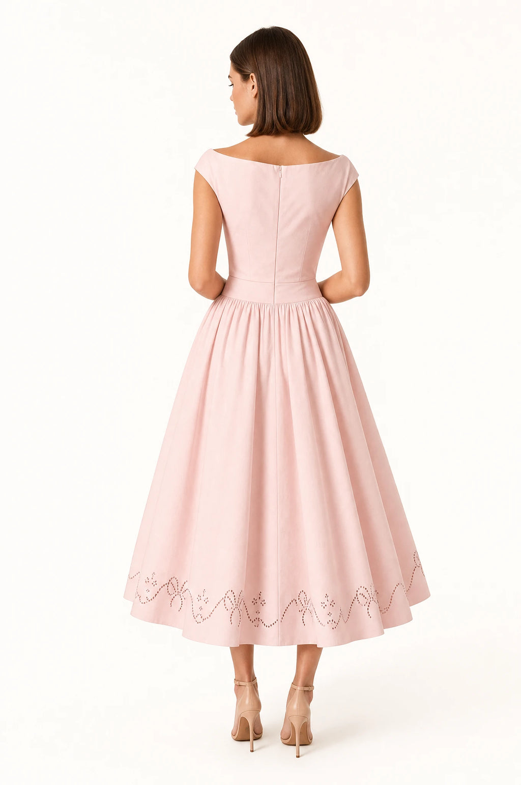 Robe chic rose brodée Anaïs vue de profil portée par Élodie, taille cintrée, jupe midi évasée en corolle avec broderie ajourée à l'ourlet