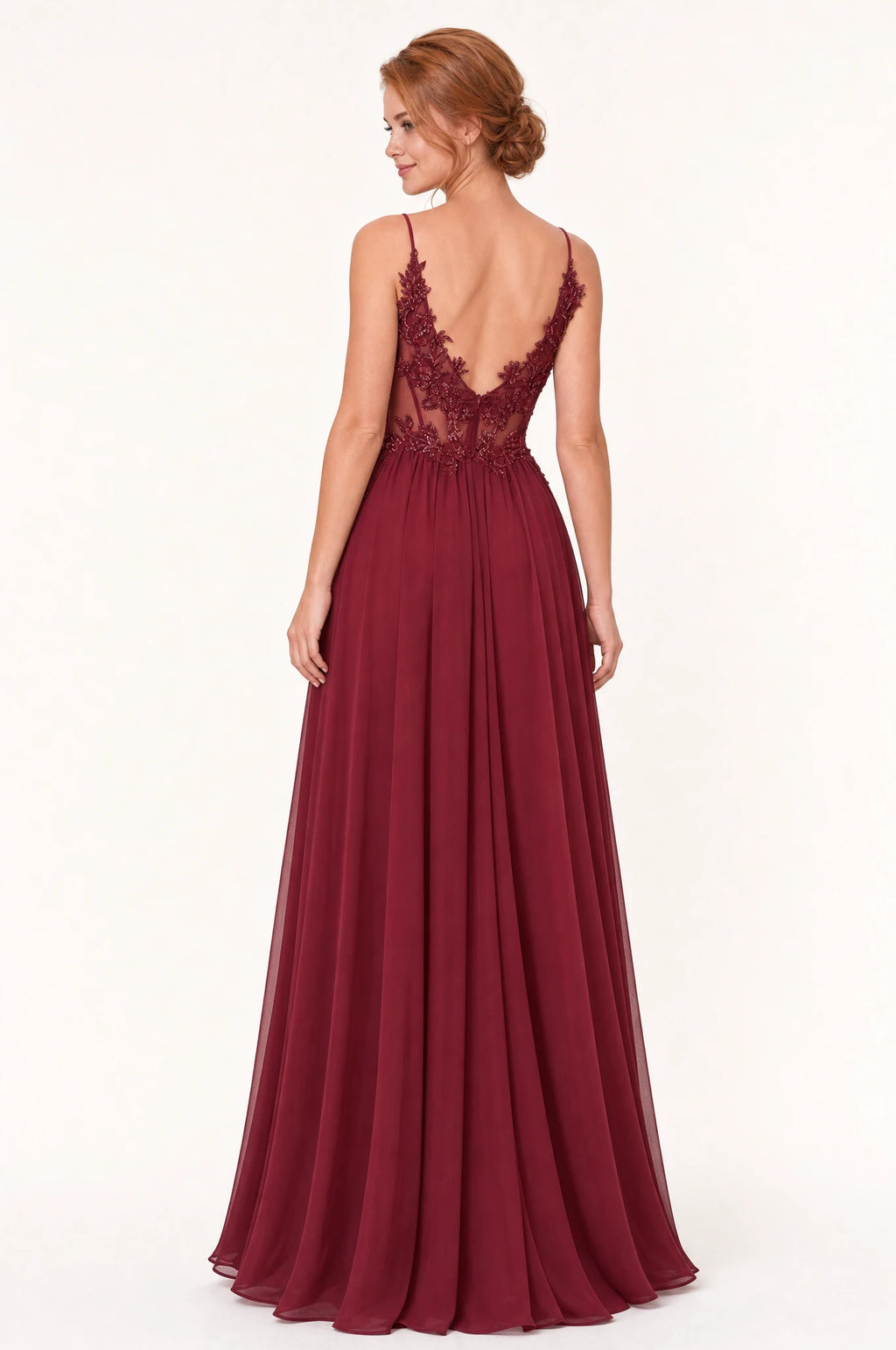 Dos nu de la robe cocktail bordeaux Valentine portée par Julie, dos totalement ouvert jusqu'à la taille, fines bretelles et petit motif de dentelle perlée entre les omoplates