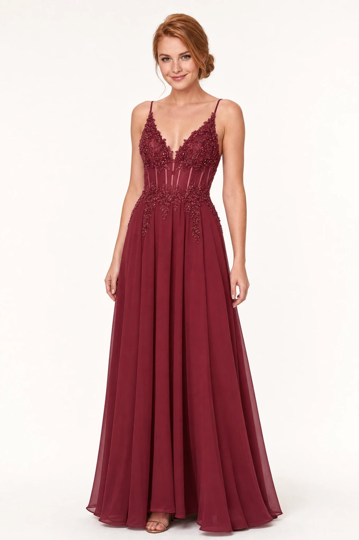 Robe cocktail longue bordeaux Valentine portée de face par Julie chignon bas sleek, bustier en dentelle perlée sur tulle transparent, décolleté en V, fines bretelles, jupe évasée en mousseline au sol