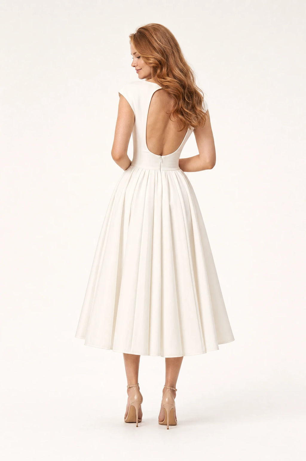 Dos de la robe cocktail blanche Charlotte portée par Julie, découpe arrondie dans le dos, fermeture zippée visible, taille cintrée, jupe évasée en corolle