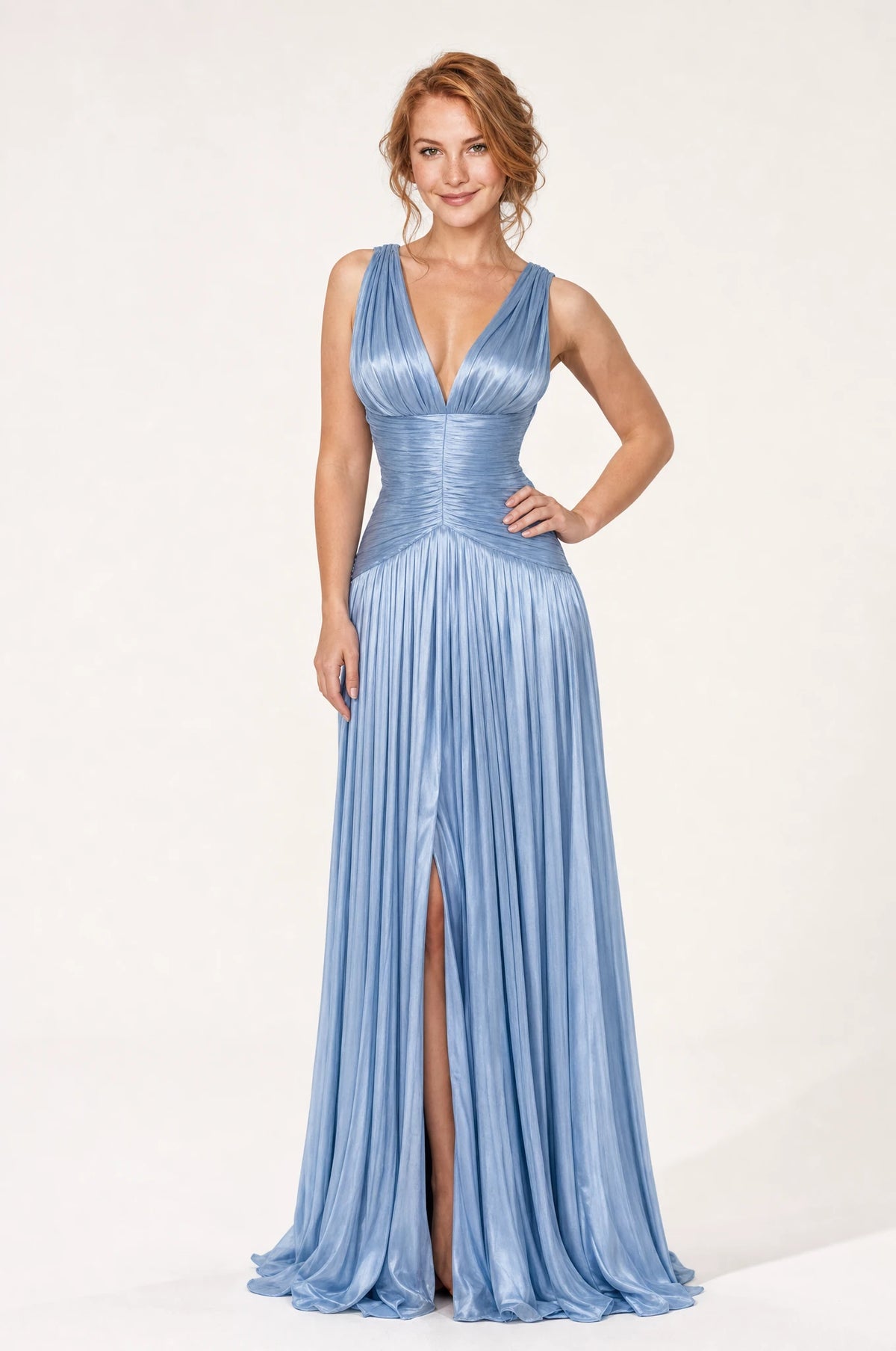 Robe de bal satin bleu profond Mia portée de face par Julie, décolleté en V drapé, bustier intégré, taille cintrée, jupe plissée évasée avec fente jusqu'à la cuisse