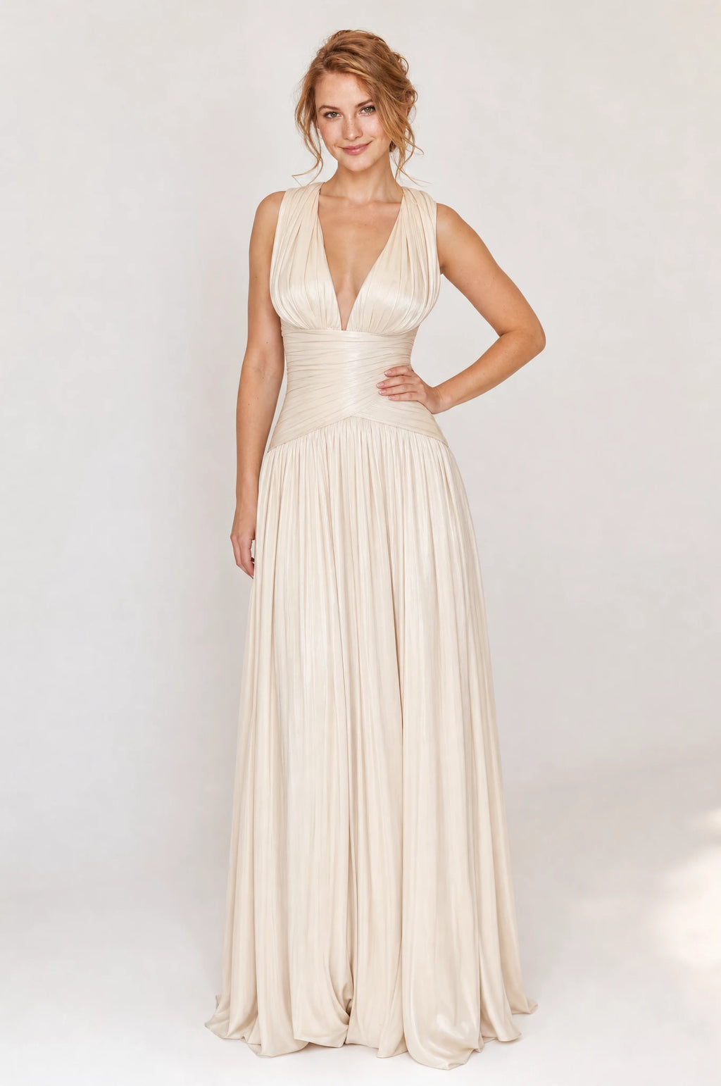 Robe de bal satin ivoire Mia portée de face par Julie cheveux roux ondulés, décolleté en V drapé, bustier intégré, taille cintrée, jupe plissée évasée avec fente
