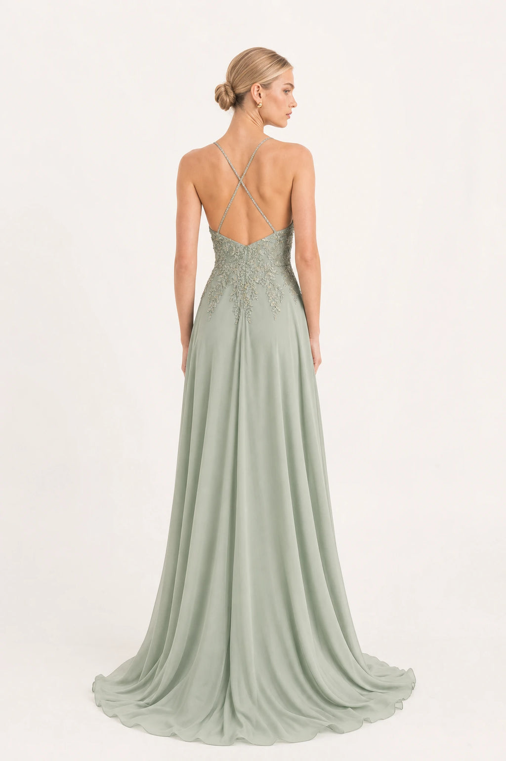 Dos de la robe demoiselle d'honneur vert sauge Clémentine portée par Sophie, bretelles spaghetti croisées dans le dos, broderie de perles sur le haut du dos, jupe en mousseline avec traîne