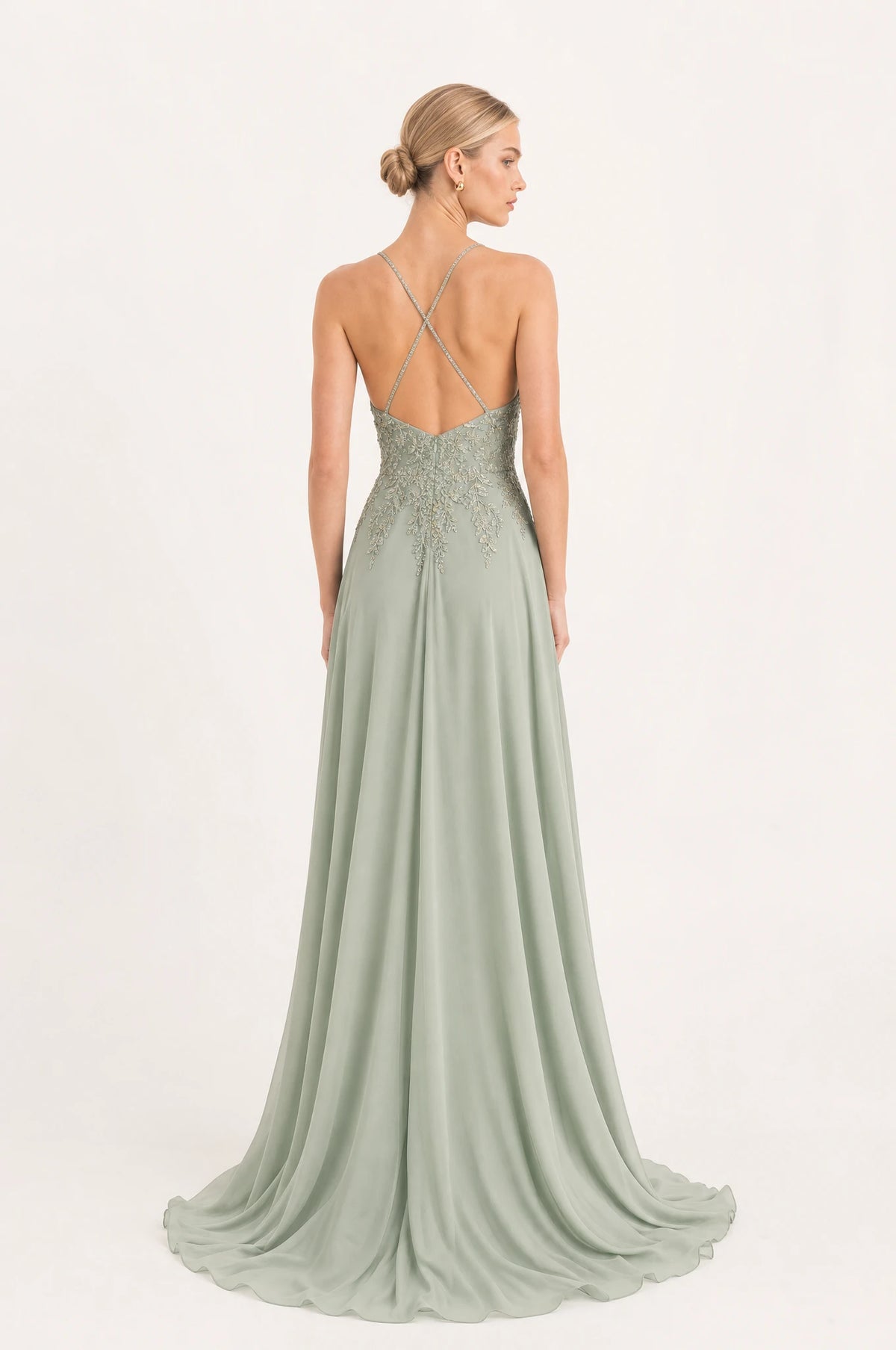 Dos de la robe demoiselle d'honneur vert sauge Clémentine portée par Sophie, bretelles spaghetti croisées dans le dos, broderie de perles sur le haut du dos, jupe en mousseline avec traîne