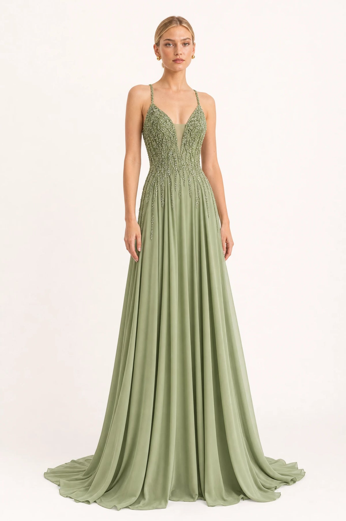 Robe demoiselle d'honneur vert sauge Clémentine portée de face par Sophie chignon bas sleek, décolleté en V profond sur fines bretelles spaghetti, bustier brodé de perles et strass en dégradé, jupe en mousseline fluide avec légère traîne