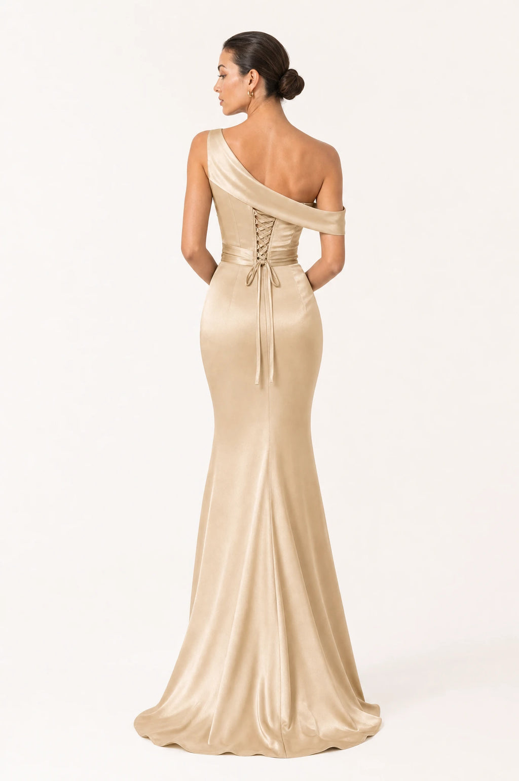 Dos de la robe demoiselle d'honneur sirène asymétrique champagne Pénélope portée par Nath, laçage ajustable au dos, bustier structuré, coupe sirène avec traîne légère