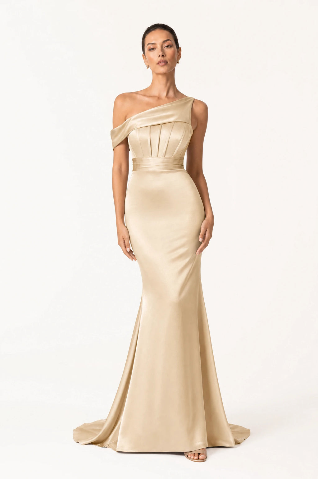Robe demoiselle d'honneur sirène asymétrique champagne Pénélope portée de face par Nath, épaule unique drapée en satin doré, bustier structuré à fines nervures, coupe sirène ajustée avec traîne légère