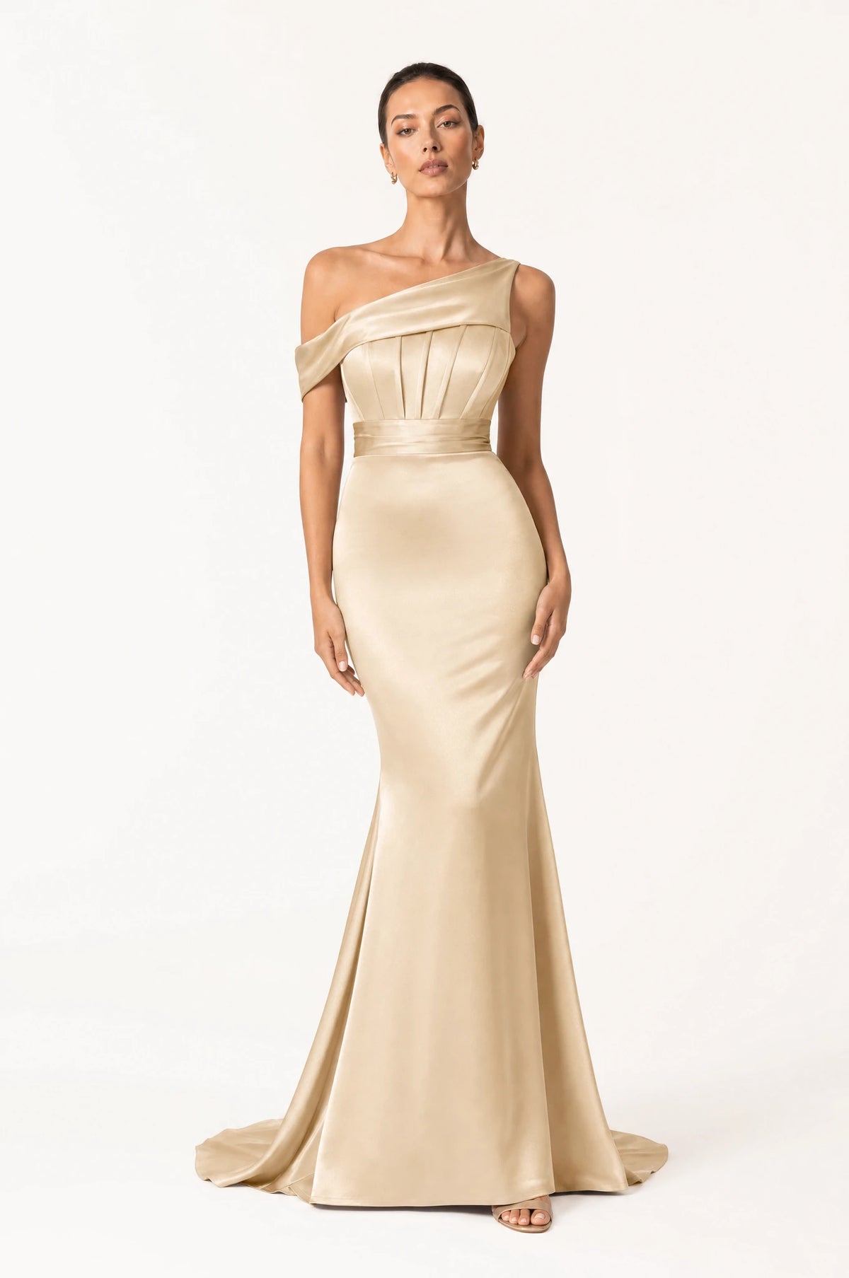Robe demoiselle d'honneur sirène asymétrique champagne Pénélope portée de face par Nath, épaule unique drapée en satin doré, bustier structuré à fines nervures, coupe sirène ajustée avec traîne légère