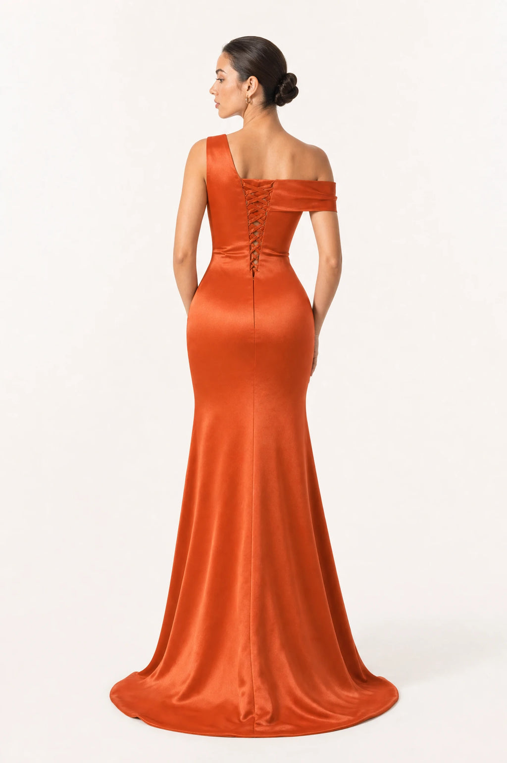 Dos de la robe demoiselle d'honneur sirène asymétrique orange Pénélope portée par Nath, laçage ajustable au dos, bustier structuré, coupe sirène avec traîne légère