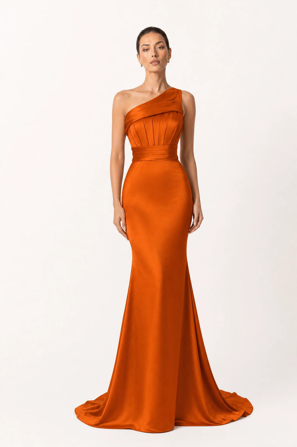 Robe demoiselle d'honneur sirène asymétrique orange Pénélope portée de face par Nath, épaule unique drapée en satin, bustier structuré à fines nervures, coupe sirène ajustée avec traîne légère, chignon sleek