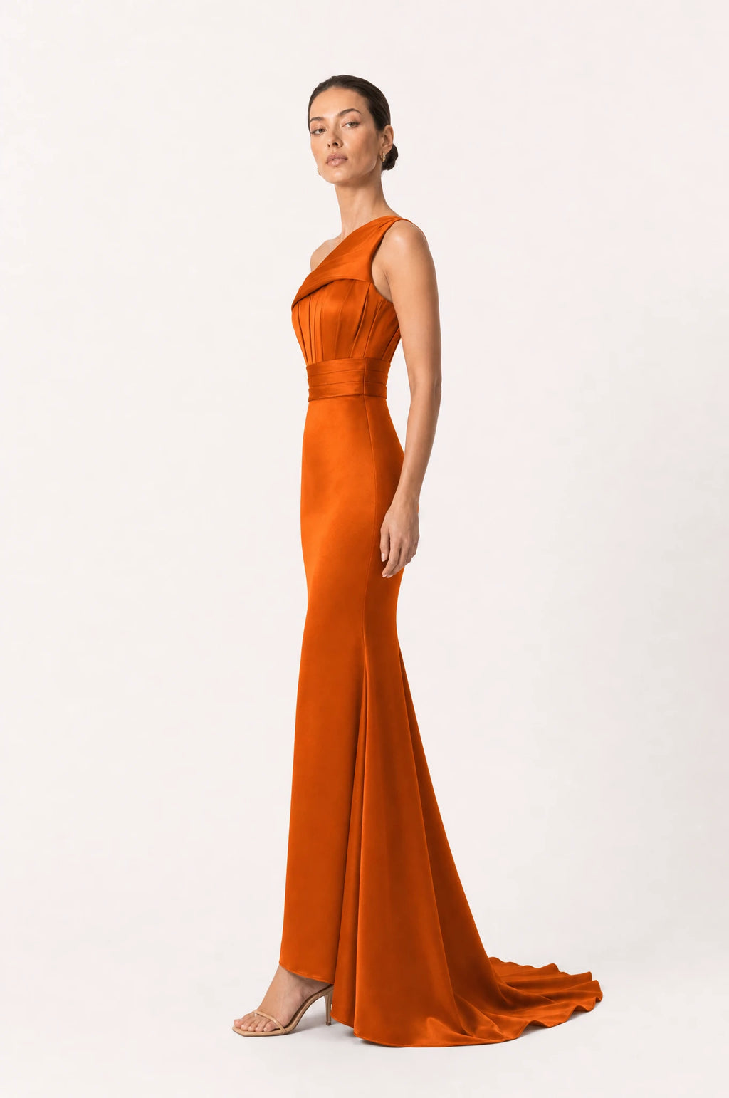 Robe demoiselle d'honneur sirène asymétrique orange Pénélope vue de profil portée par Nath, épaule unique drapée en satin, bustier structuré à fines nervures, coupe sirène avec traîne au sol