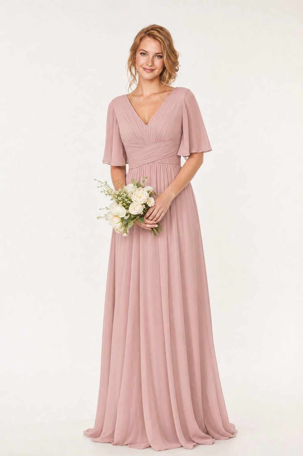 Robe demoiselle d'honneur mousseline rose blush Rosalie portée de face par Julie, col en V, bodice plissé drapé, manches courtes évasées façon papillon, taille empire, jupe évasée fluide
