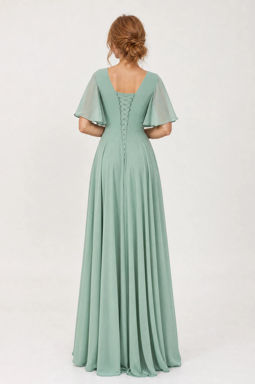 Dos de la robe demoiselle d'honneur mousseline vert sauge Rosalie portée par Julie, encolure dos carrée, laçage croisé ajustable, manches papillon, jupe évasée en mousseline