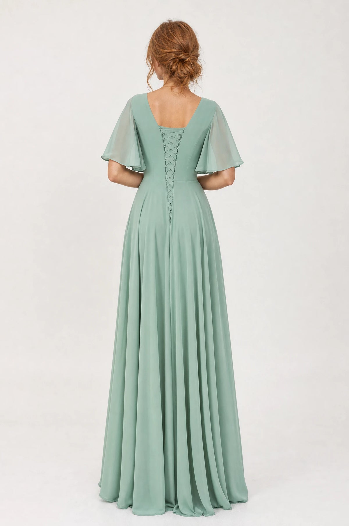 Dos de la robe demoiselle d'honneur mousseline vert sauge Rosalie portée par Julie, encolure dos carrée, laçage croisé ajustable, manches papillon, jupe évasée en mousseline