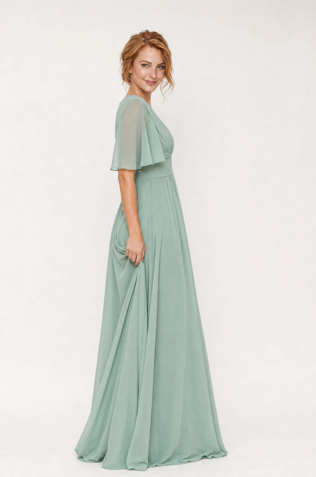 Robe demoiselle d'honneur mousseline vert sauge Rosalie vue de profil portée par Julie, taille empire drapée, jupe en mousseline fluide, longueur au sol