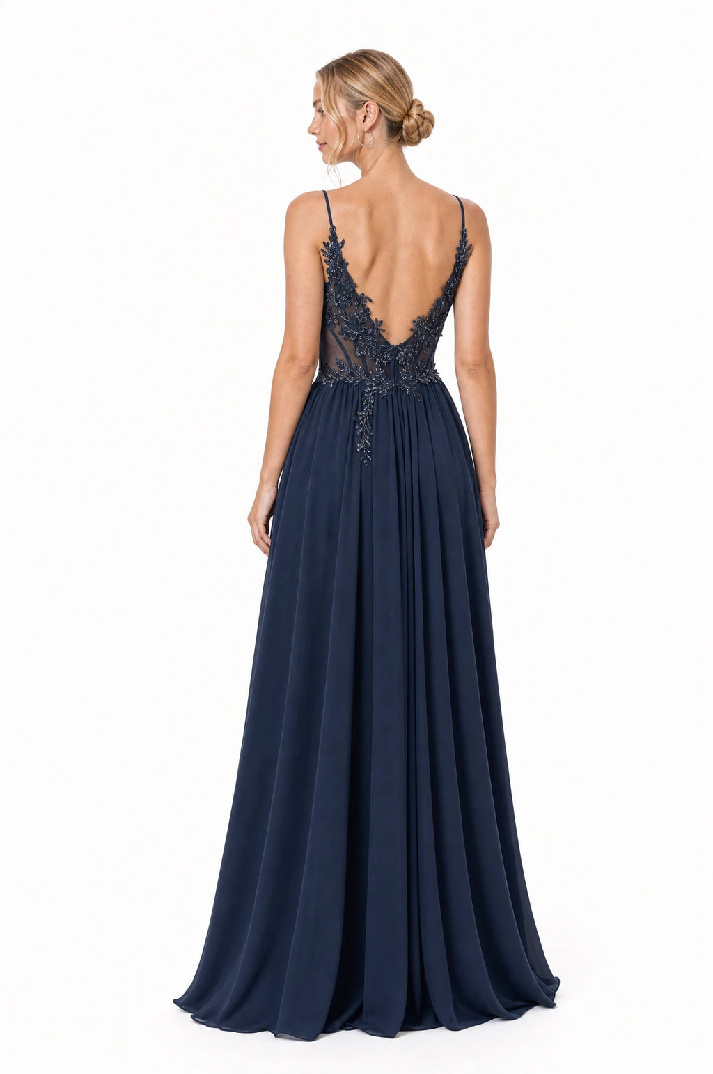 Dos nu de la robe de gala bleu marine Delphine portée par Aude, dos totalement ouvert jusqu'à la taille, fines bretelles et petit motif de dentelle perlée entre les omoplates
