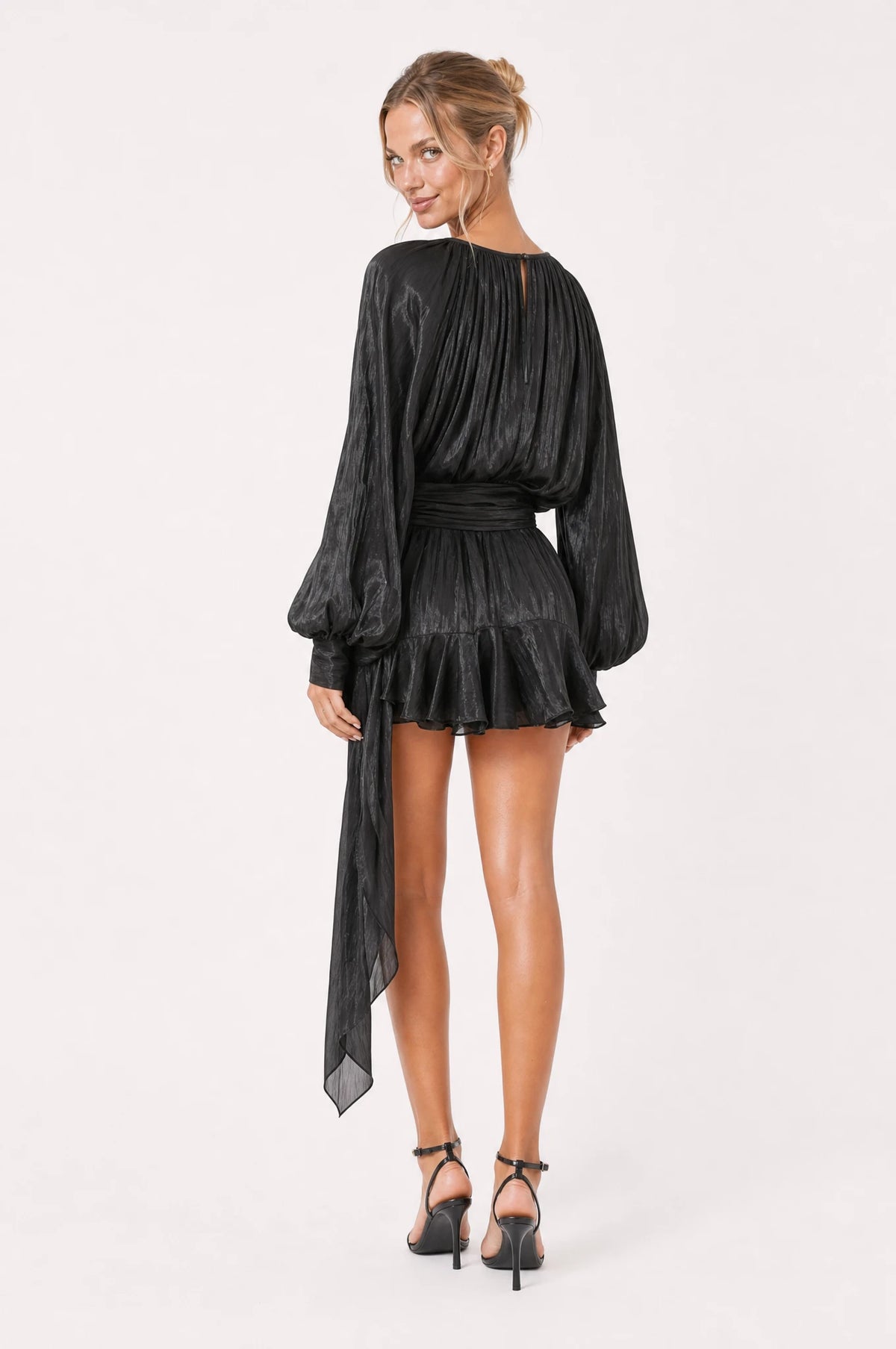 Dos de la robe habillée noire manches bouffantes Alix portée par Aude, fermeture dos simple, ceinture nouée dans le dos avec pans flottants