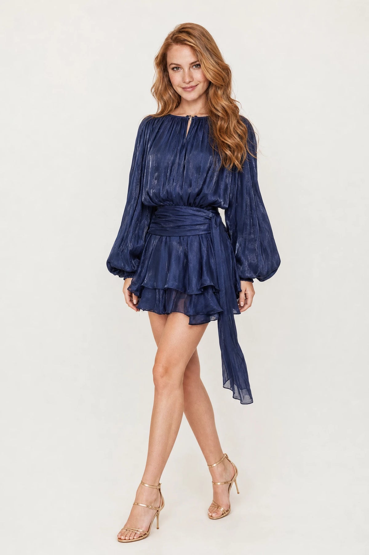 Robe habillée bleu marine manches amples Tess portée de face par Julie cheveux détachés, encolure froncée nouée, ceinture à nouer à la taille, jupe courte à volants