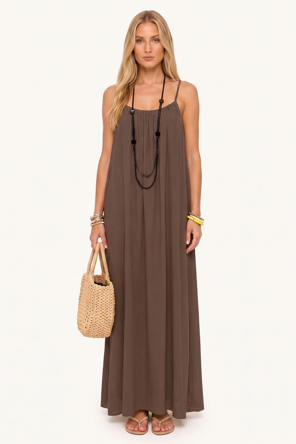 Robe longue casual dos nu Ambre couleur Café portée de face par Chloé cheveux détachés, fines bretelles, dos ouvert arrondi avec petit détail bas du dos et coupe fluide sur fond clair