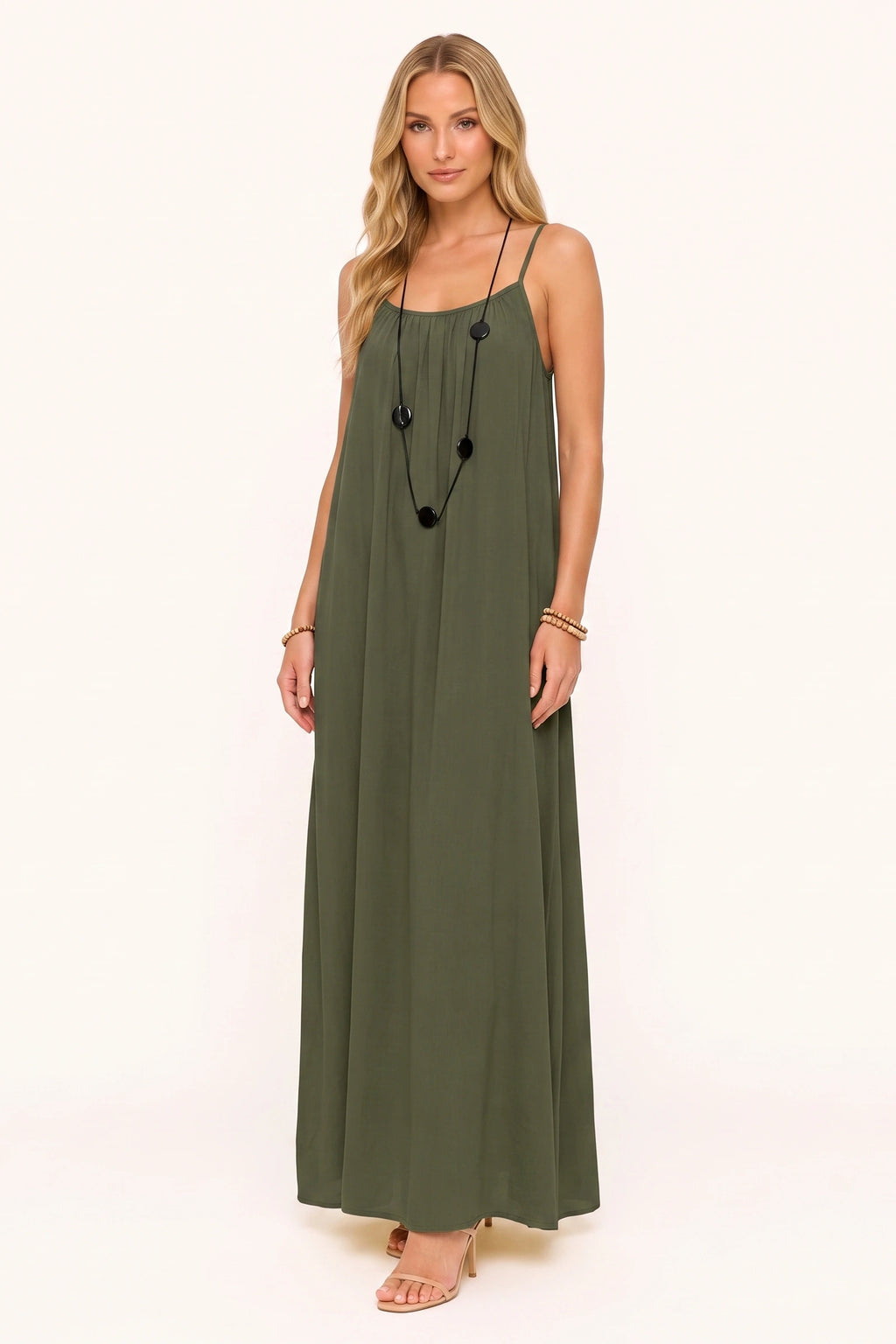 Robe longue casual dos nu Ambre couleur Vert armé portée de face par Chloé cheveux détachés, fines bretelles, coupe fluide et allure robe casual chic femme sur fond clair