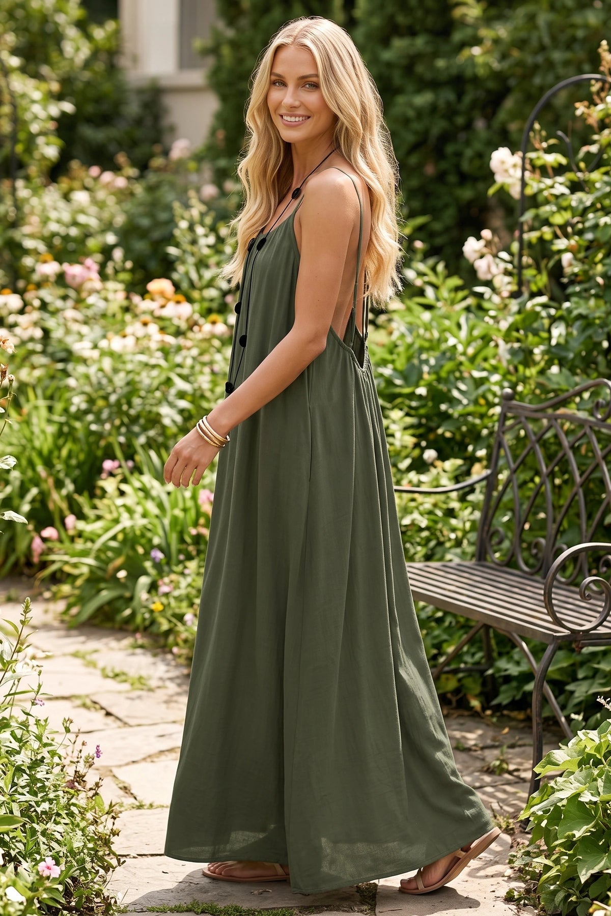 Robe longue casual dos nu Ambre couleur Vert armé en lifestyle naturel par Chloé cheveux détachés, fines bretelles, coupe fluide et allure robe casual chic femme Image
