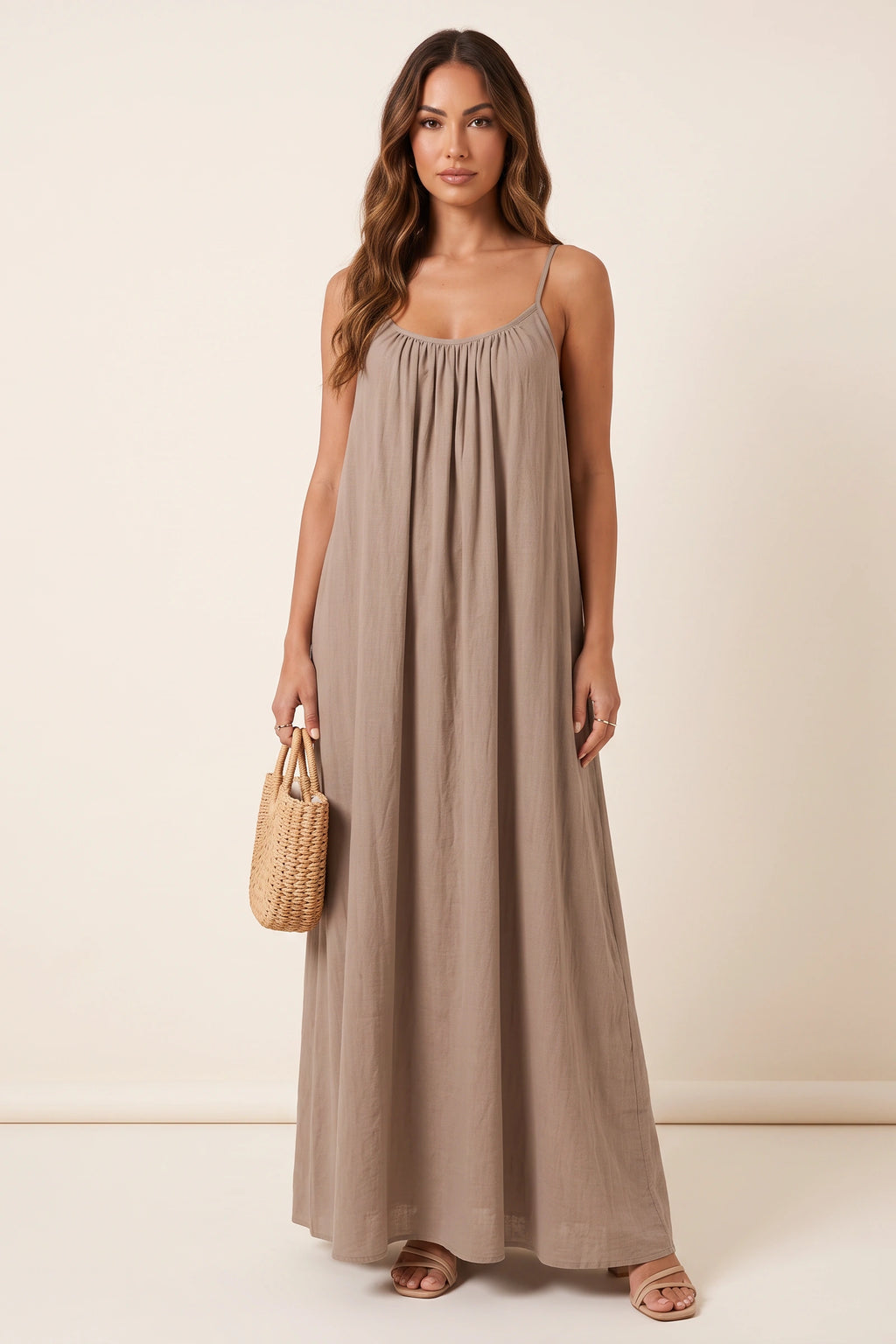 Robe longue casual dos nu Maé couleur Marron clair portée de face par Camille cheveux détachés, fines bretelles, coupe fluide et allure robe casual chic femme sur fond clair