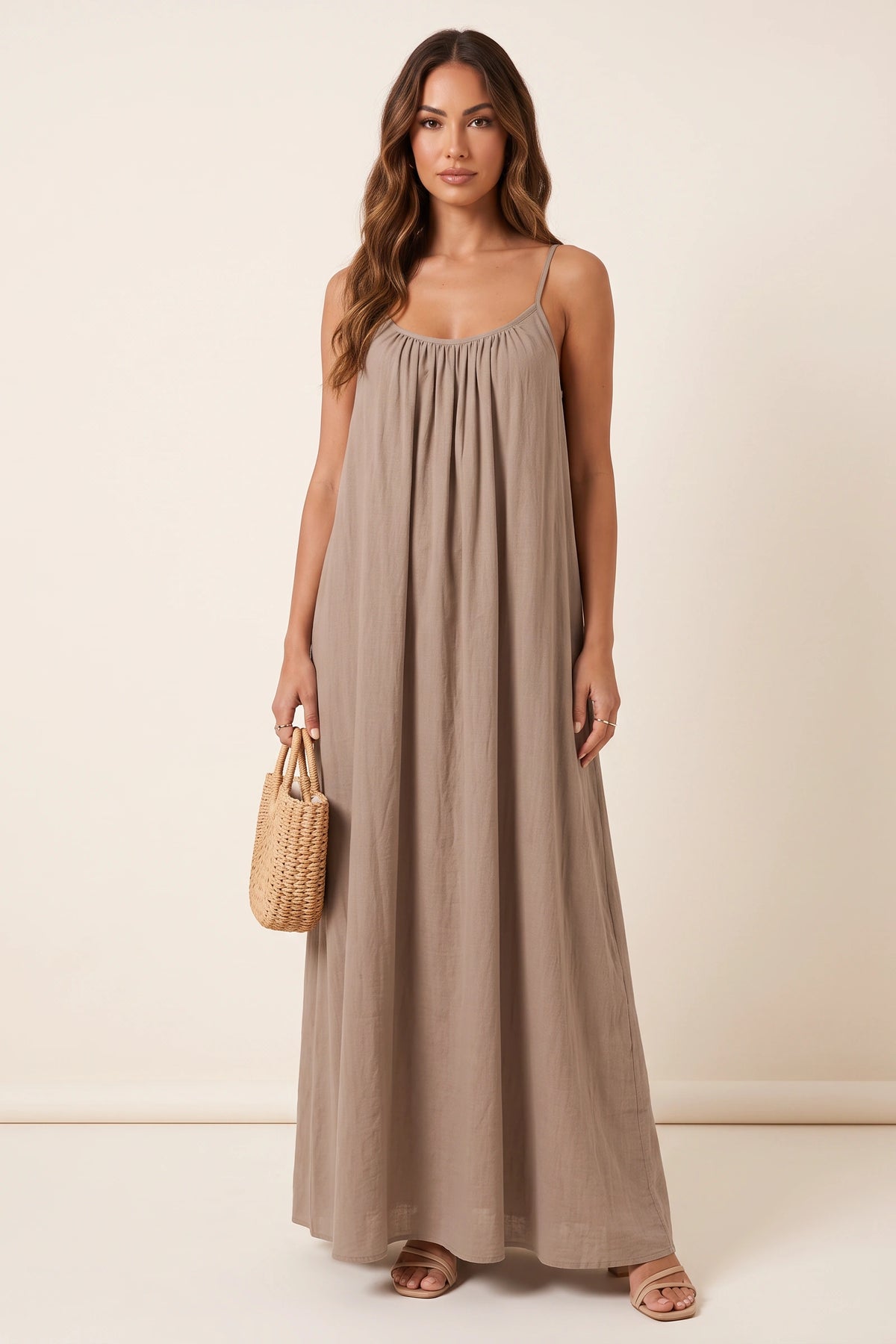 Robe longue casual dos nu Maé couleur Marron clair portée de face par Camille cheveux détachés, fines bretelles, coupe fluide et allure robe casual chic femme sur fond clair